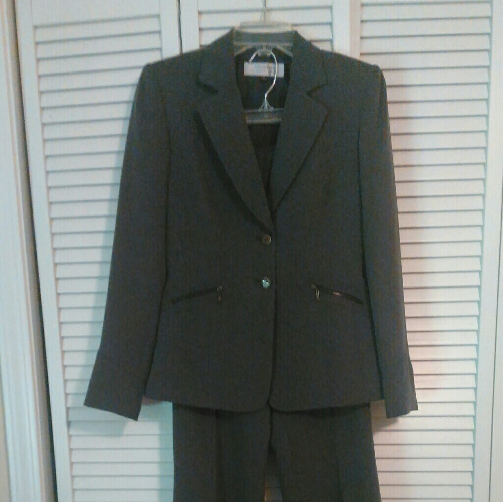 Like New Beautiful Tahari Suit size 4